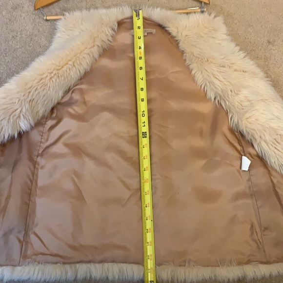 Beautiful SANDRO cream colored faux fur vest - Picture 14 of 16